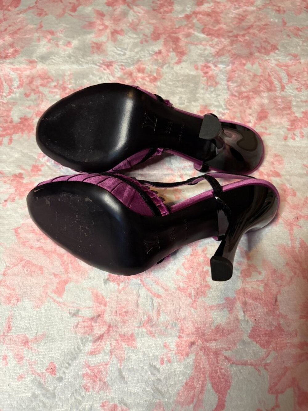 Louis Vuitton Pleated Satin Balmoral Pumps - Picture 4 of 4